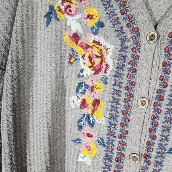 ANDREE BY UNIT EMBROIDERED WAFFLE KNIT BOHO TIE FRONT BLOUSE - Picture 6 of 9